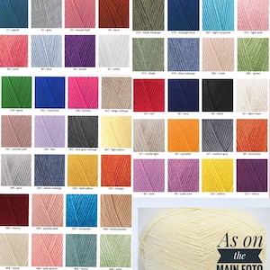 Puede incluir: Una carta de colores de madejas de hilo en varios tonos, incluyendo crema, mostaza y rojo. La carta muestra una amplia gama de colores, cada uno etiquetado con un n&uacute;mero. Una madeja de hilo color crema est&aacute; en la esquina inferior derecha, con el texto "As on the MAIN FOTO".