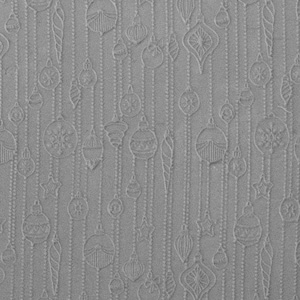 Könnte beinhalten: Ein grauer, strukturierter Stoff mit einem sich wiederholenden Muster aus stilisierten Weihnachtsornamenten. Die Ornamente haben verschiedene Formen, darunter Sterne, Glocken und Schneeflocken.
