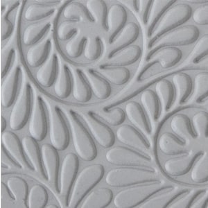 Puede incluir: Primer plano de un molde de silicona blanco texturizado con un patrón repetitivo de hojas estilizadas. El molde está diseñado para crear elementos decorativos para manualidades o repostería.