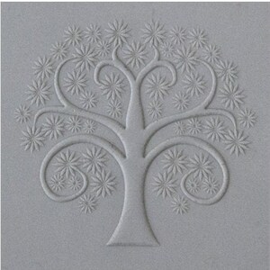 Può includere: Un designo in rilievo grigio di un albero con un tronco spesso e molti rami. I rami sono decorati con piccole forme a fiore.