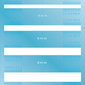 Puede incluir: Plantilla azul para la forma de joyas para vástagos de anillos, con guías rectangulares blancas de 4 mm, 6 mm, 8 mm y 10 mm. Incluye escalas de medición y texto: "jewelry shape template: ring shanks flat-18g/1mm".