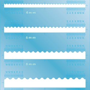 Puede incluir: Una plantilla de forma de joyería con diseños de cañas de anillo, curvos y planos. Las medidas son en milímetros, de 4 mm a 10 mm, con escalas. El diseño es blanco sobre un fondo azul claro.