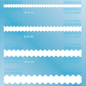 Puede incluir: Una plantilla azul para formas de joyería con líneas onduladas blancas para vástagos de anillos. La plantilla incluye medidas de 4 mm, 6 mm, 8 mm y 10 mm. El texto dice "jewelry shape template: ring shanks curvy -18g/1mm".