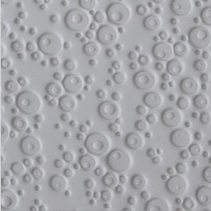 Könnte beinhalten: Weißer strukturierter Hintergrund mit einem sich wiederholenden Muster aus geprägten Kreisen in verschiedenen Größen.