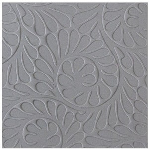 Puede incluir: Un fondo gris texturizado con un patrón repetitivo de formas florales estilizadas. El patrón está en relieve y crea un efecto 3D.