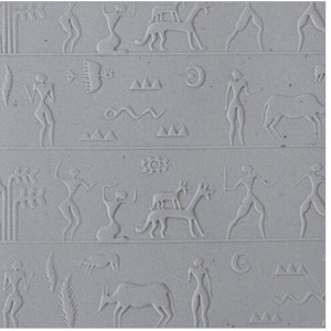 Puede incluir: Una imagen en blanco y negro de petroglifos antiguos tallados en una superficie de piedra. La imagen representa varias figuras, incluyendo humanos, animales y formas geométricas. Los petroglifos están dispuestos en filas, creando un patrón repetitivo.