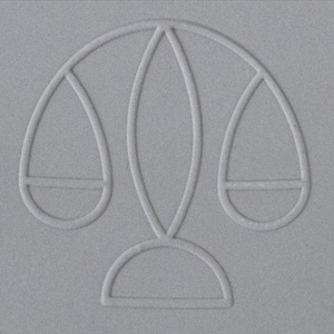 Puede incluir: Un diseño gris en relieve de un columpio estilizado con tres asientos. El columpio está hecho de una sola línea continua.