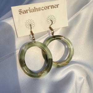 Golden jade dreams// dangle earrings// green earrings// jade like earrings