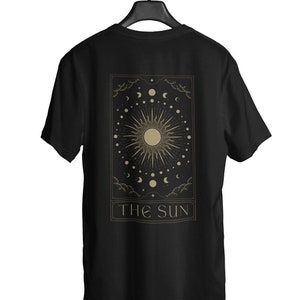 The Sun Tarot Oversize T-Shirt - Tarotkarten Outfit mit Back Print - beidseitig bedruckt - Gothic Oversize Shirt aus nachhaltiger Baumwolle