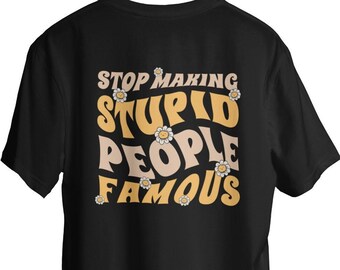 Stop Making Stupid People Famous T-Shirt - Back Print Statement Outfit - beidseitig bedruckt - Oversize Shirt aus nachhaltiger Baumwolle