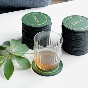 Sous-vêtements ronds en cuir et sous-verres de pub - Personnalisation disponible.