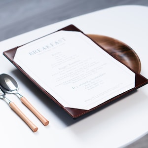 Présentoir de menu avec fixations d'angle Couverture de menu rigide en cuir avec gaufrage Chemise de menu de restaurant, panneau de menu, couverture de menu personnalisée