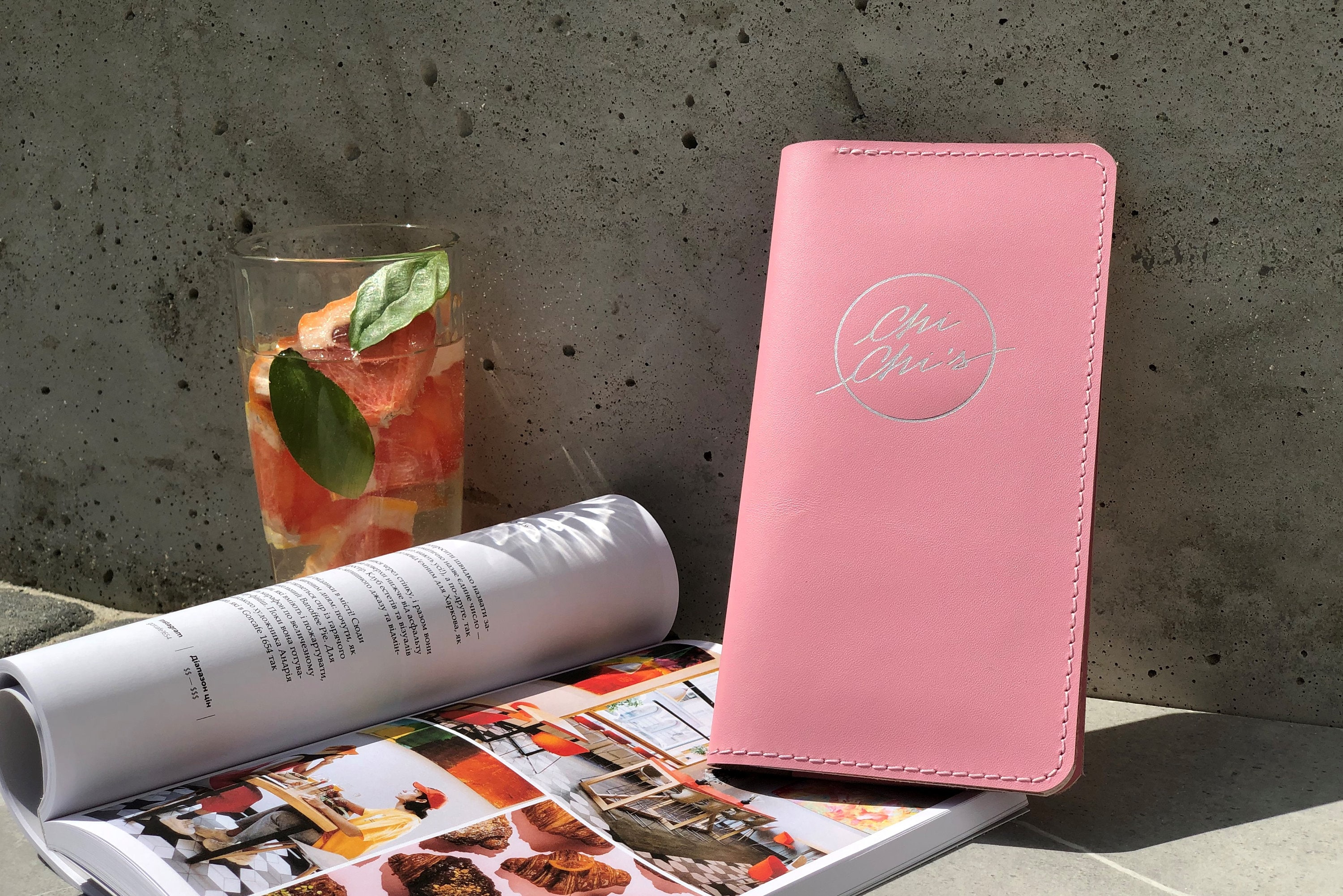 Porta billetes de piel. Porta cheques de piel con grabado. Comprobar ...