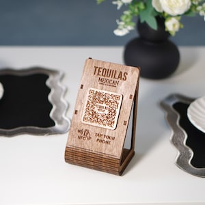 Menustandaard tikken of scannen met NFC en QR: gegraveerd bord met aangepast logo voor contactloze toegang in kleine bedrijven