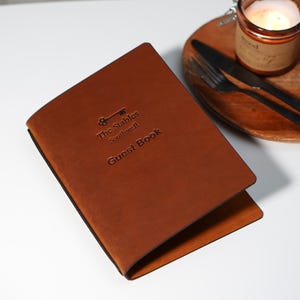 Menumap met ringband, lederen menukaart met logo in reliëf, restaurantmenu, menuomslag, aangepast restaurantmenu, vintage lederen menu