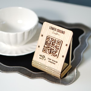 Gepersonaliseerde NFC- en QR-codestandaard – lasergegraveerd logomenudisplay voor cafés