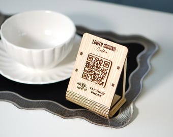 Personalisierter NFC & QR Code Ständer - Menüaufsteller mit lasergraviertem Logo für Cafés