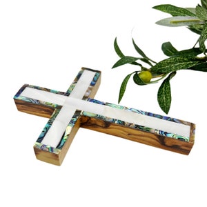 Cruz de Madera de Olivo con Nácar (interior blanco) - Cruces de Tierra Santa de Belén Box
