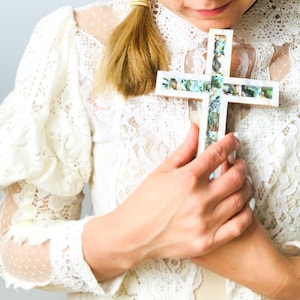 Cruz de Madera de Olivo (Totalmente recubierta de Nácar, exterior blanco) - Cruces de Tierra Santa de Belén Box