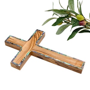 Cruz de pared de madera de olivo con cenefas de nácar - Cruces de Tierra Santa de Belén Box