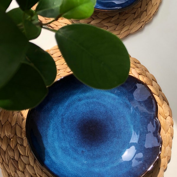 Handglasierte Keramik Teller in außergewöhnlichem Design - Tiefblau