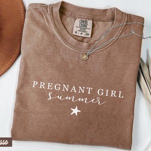Komfortowe kolory, ciążowa dziewczyna, letnia koszulka, plażowa, ciążowa, koszulka z informacją o ciąży, koszulka z nadrukiem, prezent na baby shower, zabawna koszulka dla nowej mamy
