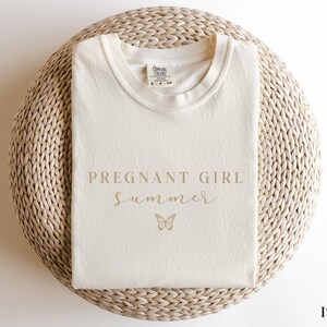 Koszulka letnia dla ciężarnej dziewczyny Komfortowe kolory Koszulka z informacją o ciąży Koszulka z informacją o ciąży Prezent na baby shower Zabawna koszulka dla nowej mamy