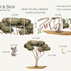 Op de afbeelding: Een set verwijderbare en herbruikbare wanddecoraties van stof met een Australische eucalyptusboom, een koala, een kaketoe en vogels. De decoraties zijn 130 cm breed en 60 cm hoog.