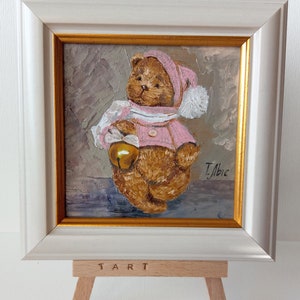 Osito de peluche con cascabel, con traje rosa. Mini pintura al óleo de 4 x 4 pulgadas enmarcada en soporte, lista para regalar, arte original pequeño