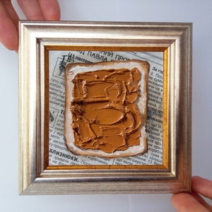 Sándwich de mantequilla de maní sobre periódico. Impasto 4x4 pulgadas Mini pintura al óleo enmarcada en soporte listo regalo original pequeño arte