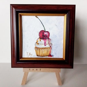 Cupcake con cereza 4x4 pulgadas Mini pintura al óleo enmarcada en soporte listo regalo original pequeño arte