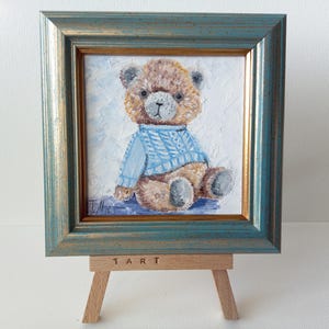 Osito de peluche con un suéter azul, 4 x 4 pulgadas, mini pintura al óleo enmarcada en soporte, regalo listo, arte pequeño original