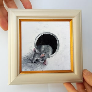 Rato engraçado olha para fora do buraco 4x4 polegadas Mini pintura a óleo emoldurada em suporte pronto presente original pequena arte