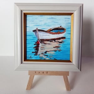 Barco de pesca blanco en la superficie del agua 4х4 inc Mini pintura al óleo enmarcada en soporte listo regalo original pequeño arte