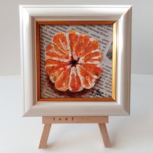 Mandarina pelada en periódico 4x4 pulgadas Mini pintura al óleo enmarcada en soporte listo regalo original pequeño arte
