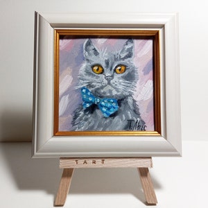 Gato gris en un lazo azul Mini pintura al óleo 4 pulgadas enmarcada en soporte listo regalo original pequeño arte