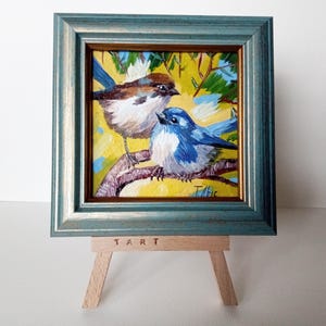 Par de ruiseñores azules Mini pintura al óleo 4 pulgadas enmarcada en soporte listo regalo original pequeño arte Pájaros en una rama