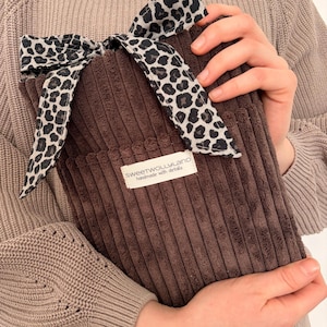 Buchhülle Handgemachte Leoprint Bücherhülle aus Cord mit Lesezeichen – Neutral Aesthetic Book Sleeve, Leo Schleife, Geschenk für Book Lover