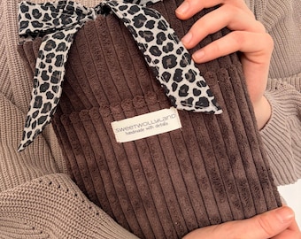 Funda de pana con estampado de leopardo hecha a mano con marcapáginas: funda de estética neutra con lazo de leopardo, regalo para amantes de los libros.