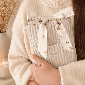 Personalisierte handgemachte Buchhülle aus hochwertigem beigem Breitcord mit eleganter goldener Namensstickerei und romantischem Kirschblüten Innenstoff, weich gefüttert zum Schutz von Taschenbüchern, Hardcovern und Kindle – cozy Book Sleeve im Cottagecore Stil für Booklover, Leseratten und Booktok Fans, perfekt als besonderes Geschenk für gemütliche Lesestunden zuhause oder unterwegs