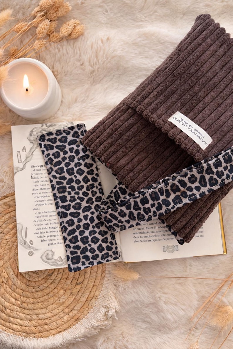 Weich gepolsterte braun Booksleeve mit leoprint Schleifenverschluss – einzigartiges Design für Leseratten und Geschenkidee Romantische Buchhülle im Vintage-Look – handmade aus Cordstoff mit zarter Schleife, perfekt für Bücher oder Journals.