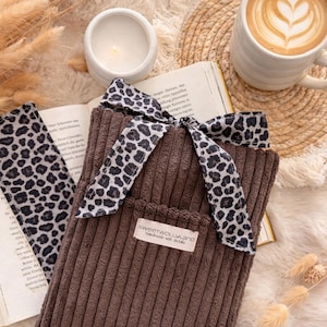 Bücherhülle aus Cord mit Leo Schleife und passendem Lesezeichen – handgemachte Buchhülle Stoff beige braun