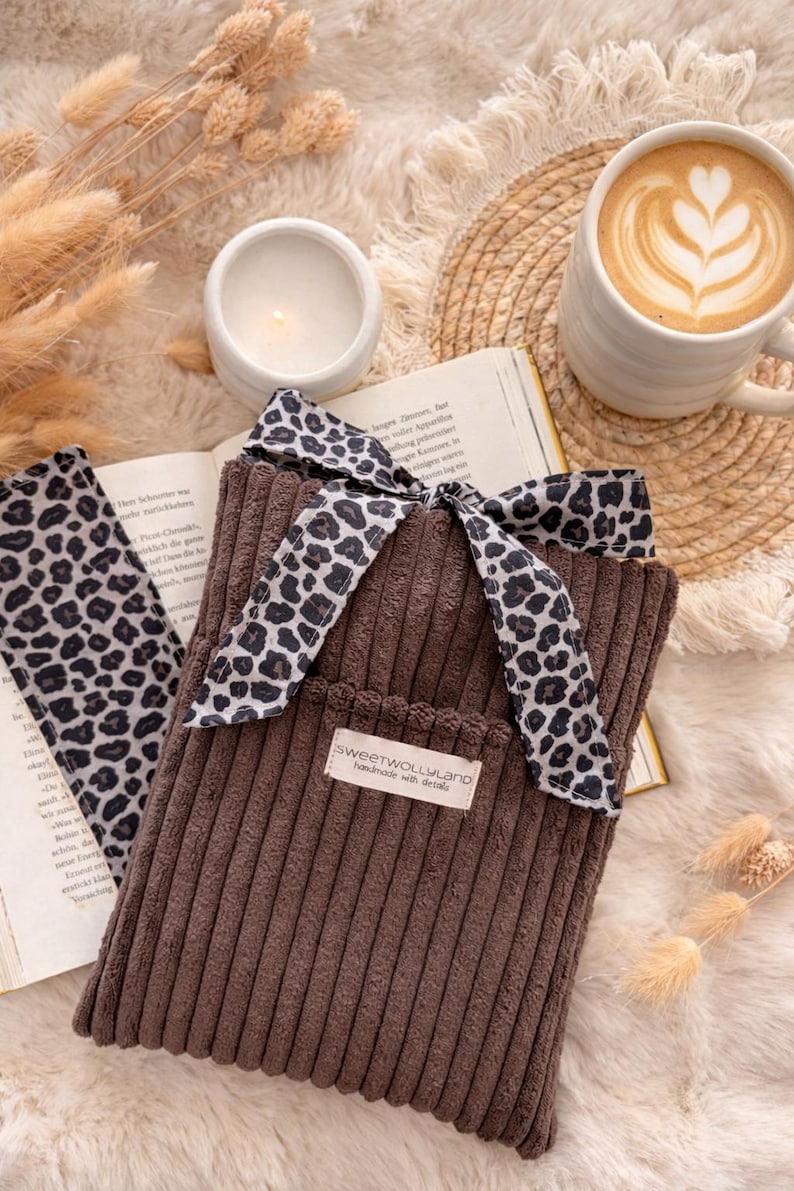Bücherhülle aus Cord mit Leo Schleife und passendem Lesezeichen – handgemachte Buchhülle Stoff beige braun