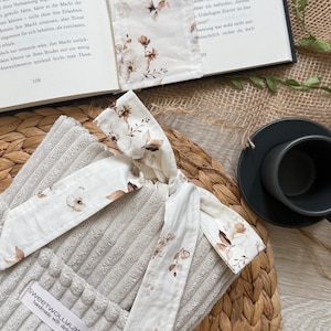 Weich gepolsterte Booksleeve mit floralem Schleifenverschluss – einzigartiges Design für Leseratten und Geschenkidee Romantische Buchhülle im Vintage-Look – handmade aus Cordstoff mit zarter Schleife, perfekt für Bücher oder Journals.