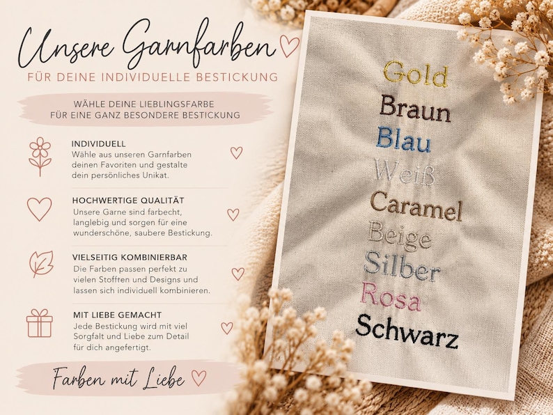 Farbübersicht der Garnfarben für die individuelle Namensbestickung handgemachter Buchhüllen von SweetWollyLand. Auf einem beigen Stoff sind die acht Stickgarnfarben Gold, Braun, Blau, Weiß, Caramel, Beige, Silber, Rosa und Schwarz zu sehen. Die liebevoll gestaltete Infografik in Creme und Rosé zeigt die Möglichkeiten zur Personalisierung, hochwertige und langlebige Stickerei sowie die individuelle Kombination der Garnfarben mit verschiedenen Stoffen und Designs.