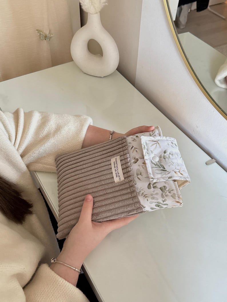 Handmade Buchhülle mit Pflanzenprint, weichem Cord und Innenfutter – schützt Bücher stilvoll und individuell.