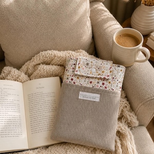 cozy Handgemachte Buchhülle aus Cord mit Blumenmuster und personalisierter Namensstickerei Laura, Schutzhülle für Bücher, Geschenk für Leseratten