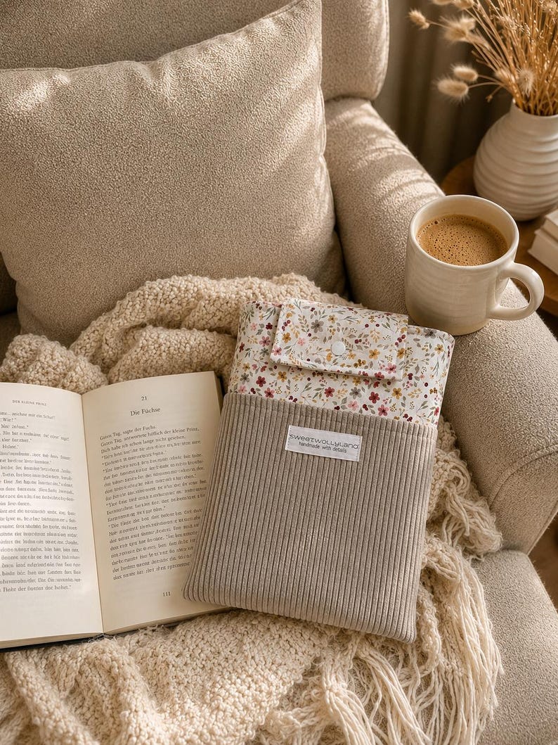 cozy Handgemachte Buchhülle aus Cord mit Blumenmuster und personalisierter Namensstickerei Laura, Schutzhülle für Bücher, Geschenk für Leseratten