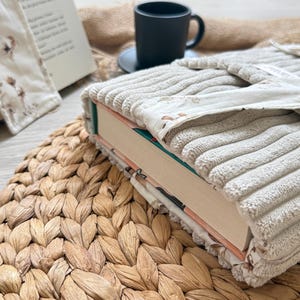 Cord-Tasche in sanften Beigetönen mit floralem Akzent – handgenähtes Unikat für stilvolle Aufbewahrung oder besondere Anlässe.