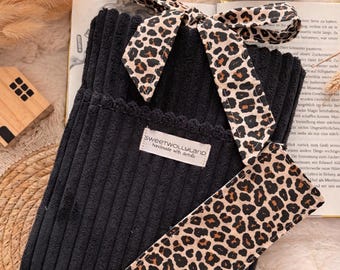 Buchhülle Handgemachte Leoprint Bücherhülle aus Cord mit Lesezeichen – Neutral Aesthetic Book Sleeve, Leo Schleife, Geschenk für Book Lover